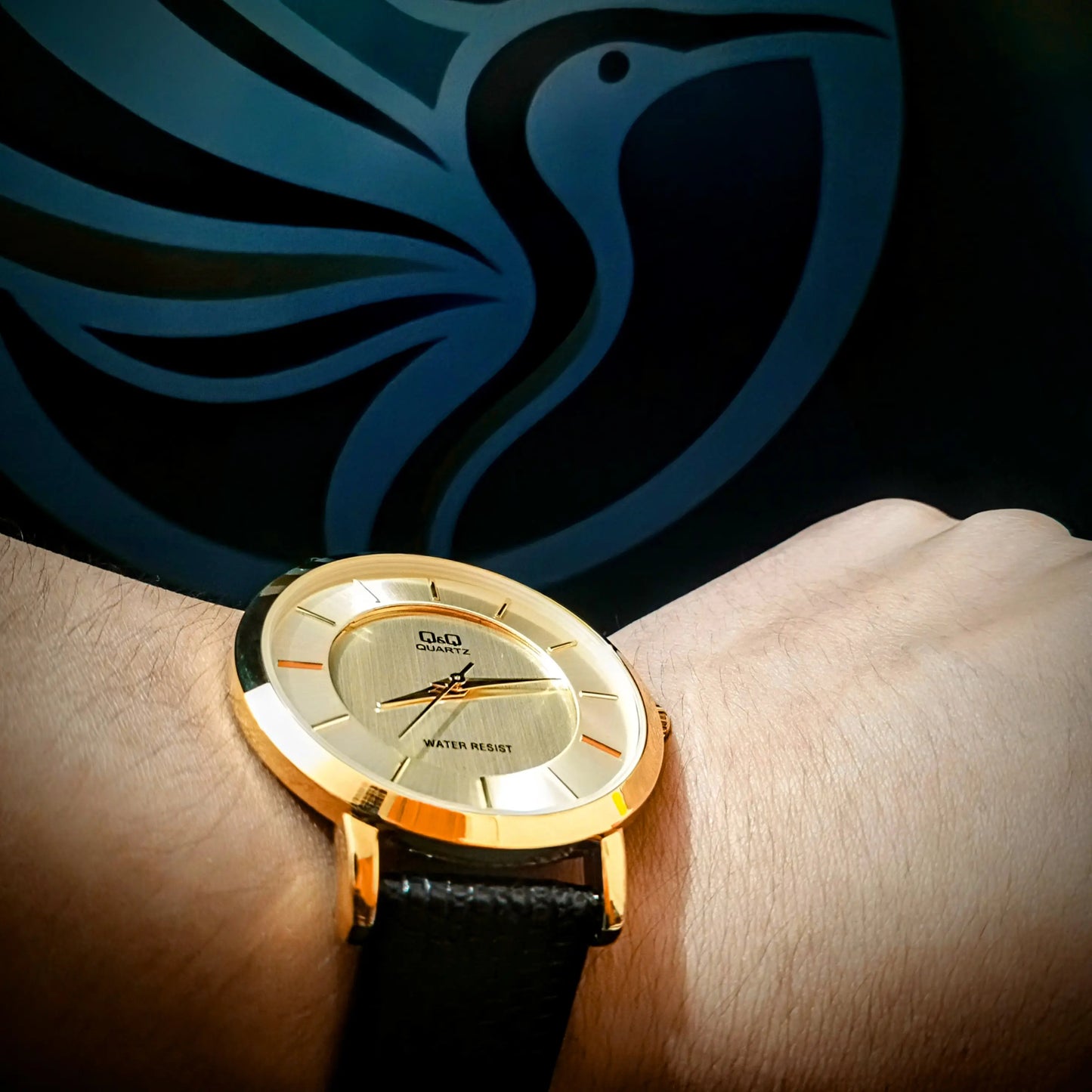 Reloj QyQ caballero en cuero negro y dorado Ref. Q944J100Y - Emma Home Store