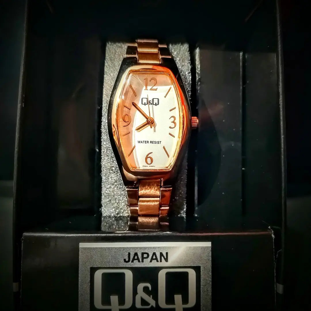 Reloj QyQ dama rectangular oro rosa en acero inoxidable resistente al agua - Emma Home Store