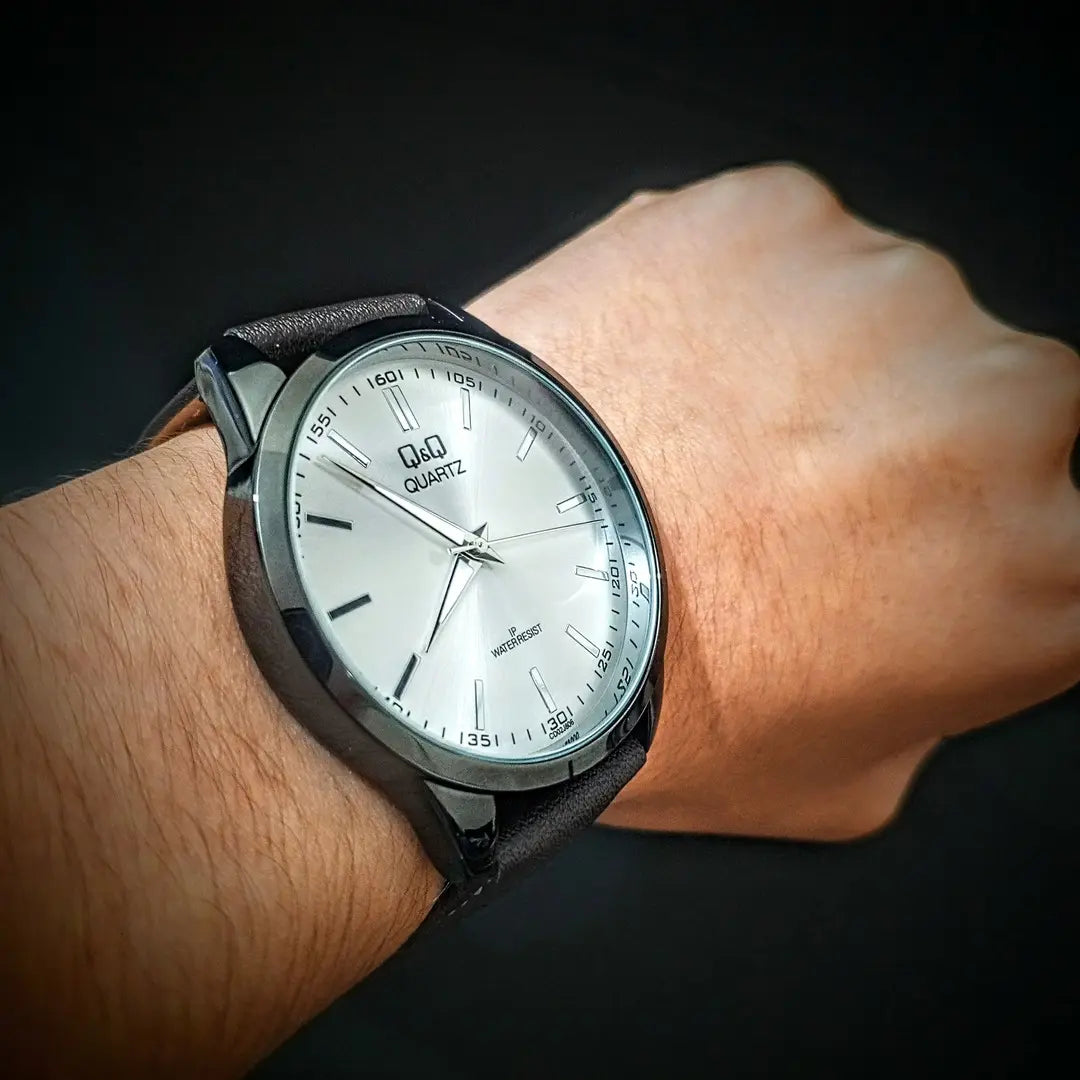 Reloj QyQ caballero en cuero café oscuro fondo plateado resistente al agua - Emma Home Store