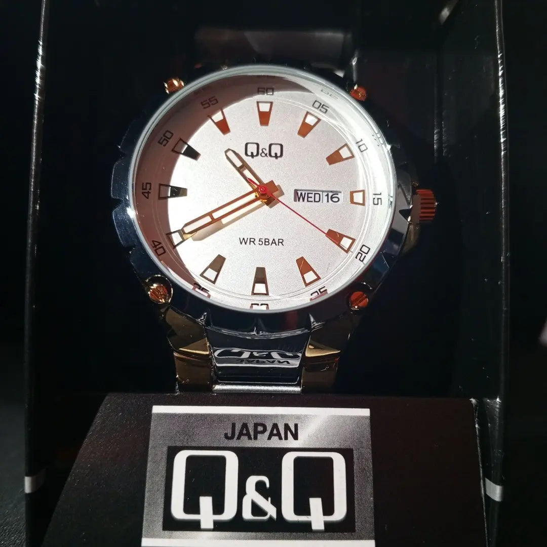 Reloj QyQ caballero plateado y dorado en Acero inoxidable con calendario - Emma Home Store
