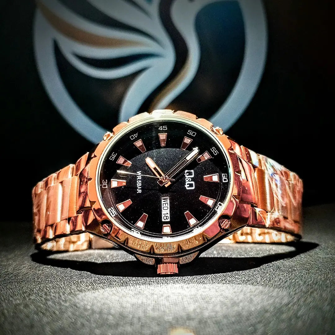 Reloj QyQ Caballero oro rosa y negro en Acero inoxidable con calendario de día y fecha - Emma Home Store