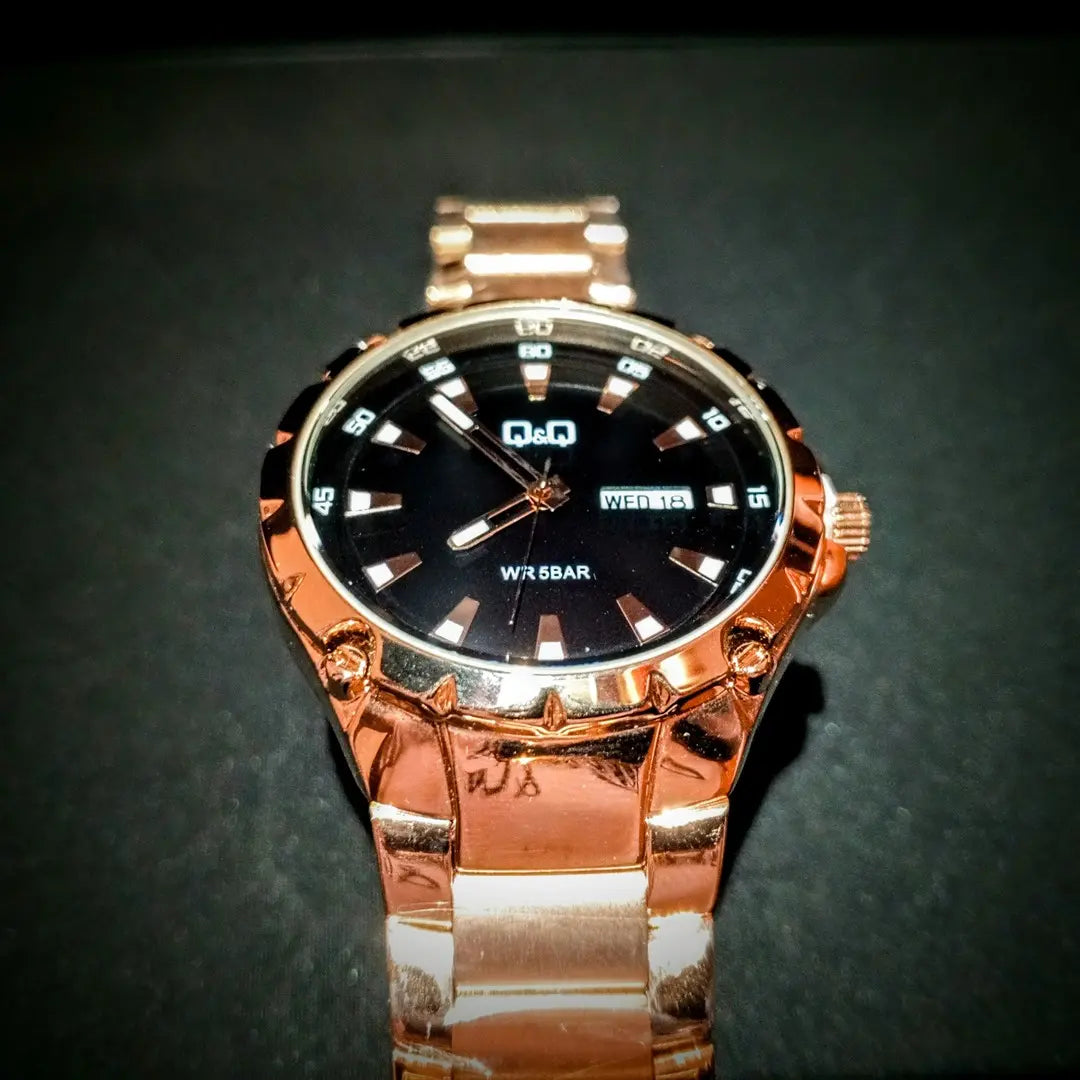 Reloj QyQ Caballero oro rosa y negro en Acero inoxidable con calendario de día y fecha - Emma Home Store