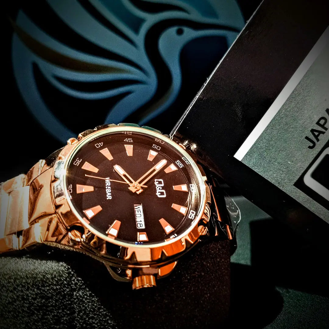 Reloj QyQ Caballero oro rosa y negro en Acero inoxidable con calendario de día y fecha - Emma Home Store