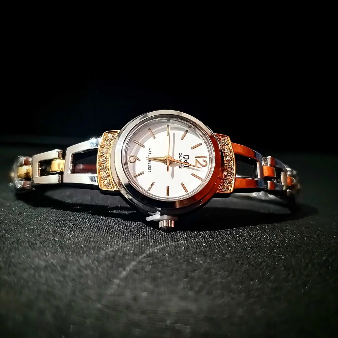 Reloj QyQ Dama plateado y dorado en acero inoxidable Ref. E573-802 - Emma Home Store