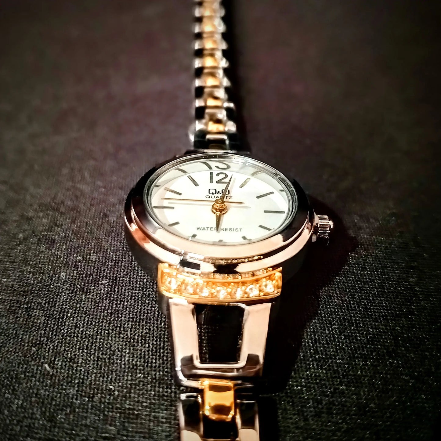 Reloj QyQ Dama plateado y dorado en acero inoxidable Ref. E573-802 - Emma Home Store