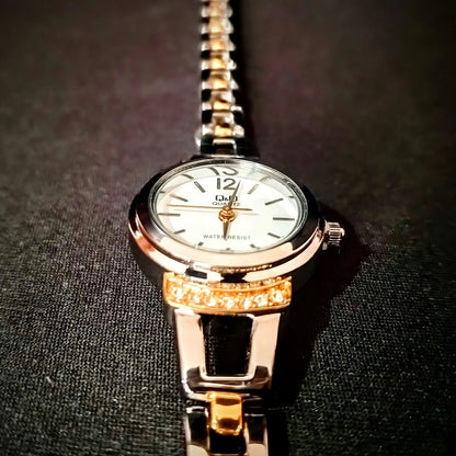 Reloj QyQ Dama plateado y dorado en acero inoxidable Ref. E573-802 - Emma Home Store