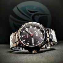 Reloj QyQ Negro en acero inoxidable con calendario resistente al agua (5mts)