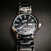 Reloj QyQ Negro en acero inoxidable con calendario resistente al agua (5mts)