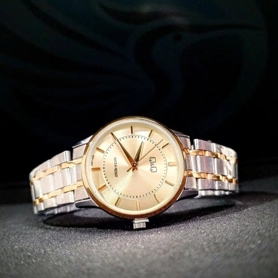 Reloj QyQ Dama bicolor fondo dorado en acero inoxidable Resistente al agua - Emma Home Store