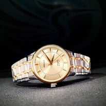 Reloj QyQ Dama bicolor fondo dorado en acero inoxidable Resistente al agua