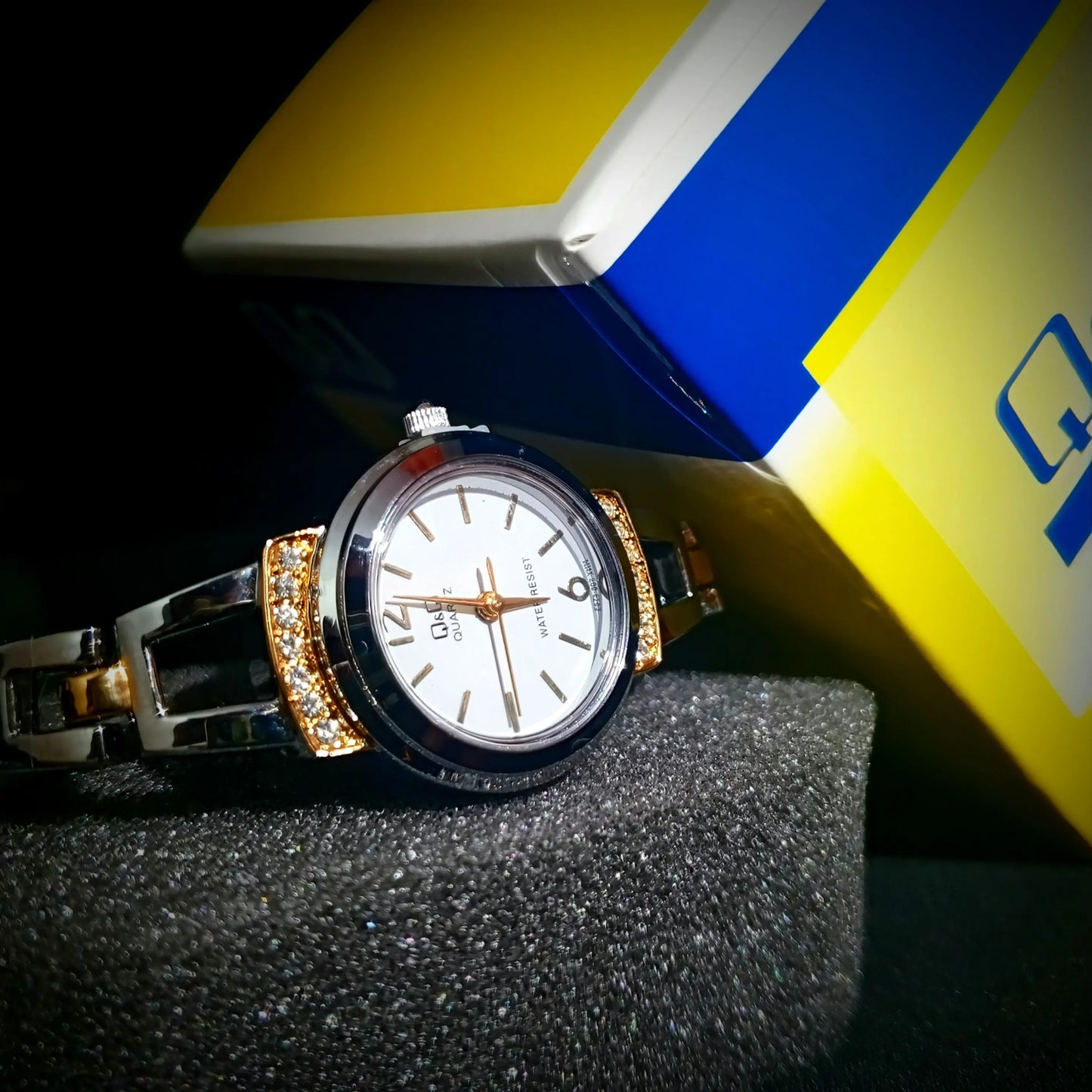 Reloj QyQ Dama plateado y dorado en acero inoxidable Ref. E573-802 - Emma Home Store