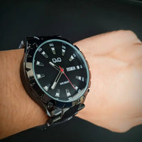 Reloj QyQ Negro en acero inoxidable con calendario resistente al agua (5mts)