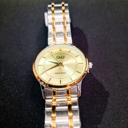 Reloj QyQ Dama bicolor fondo dorado en acero inoxidable Resistente al agua - Emma Home Store