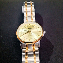 Reloj QyQ Dama bicolor fondo dorado en acero inoxidable Resistente al agua