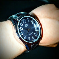 Reloj QyQ Caballero Plateado fondo Negro en Acero inoxidable Resistente al agua