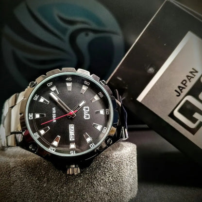 Reloj QyQ Negro en acero inoxidable con calendario resistente al agua (5mts) - Emma Home Store