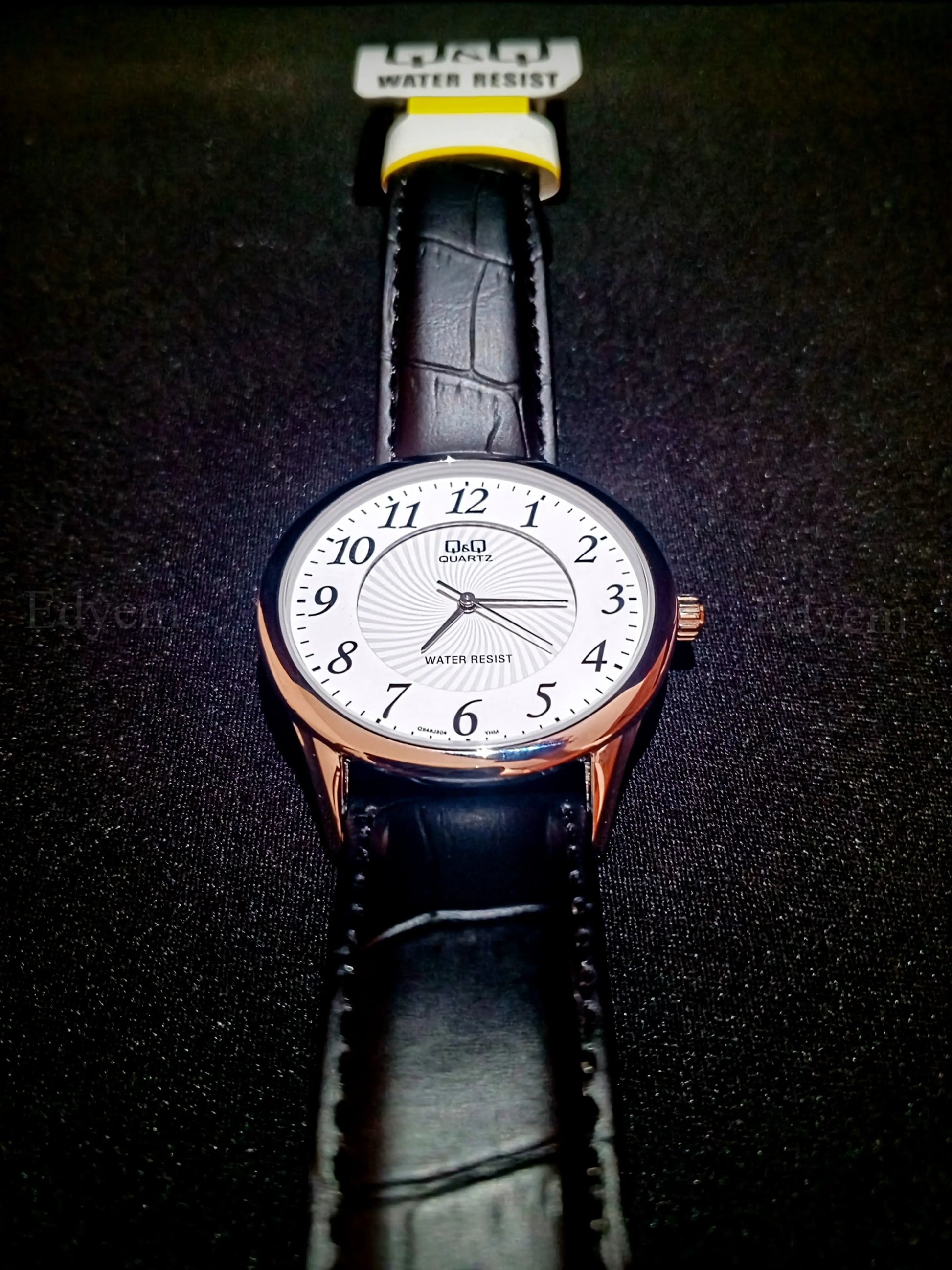 Reloj QyQ  caballero en cuero Negro y blanco Ref: Q948J304Y - Emma Home Store