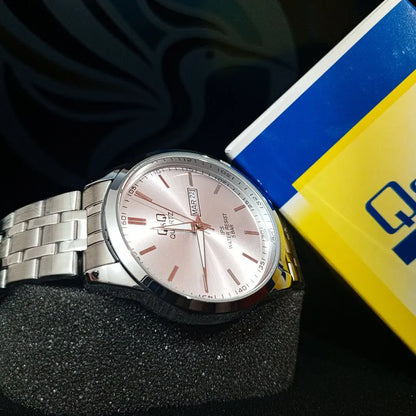 Reloj QyQ Caballero plateado clasico acero con calendario Ref. CD02J202 - Emma Home Store