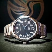 Reloj QyQ Caballero Plateado fondo Negro en Acero inoxidable Resistente al agua